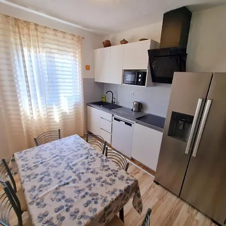 Lägenhet Tiho Živogošće